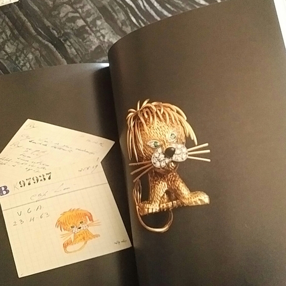 VAN CLEEF and ARPELS - large coffee table book - Picture 8 of 10